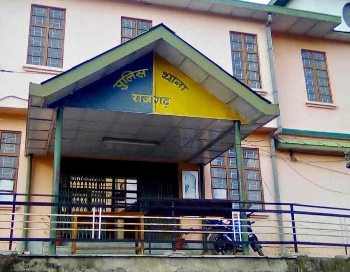 SIRMAUR : पुलिस देख भागा व्यक्ति, बैग में मिली ये चीज, फिर गिरफ्तार