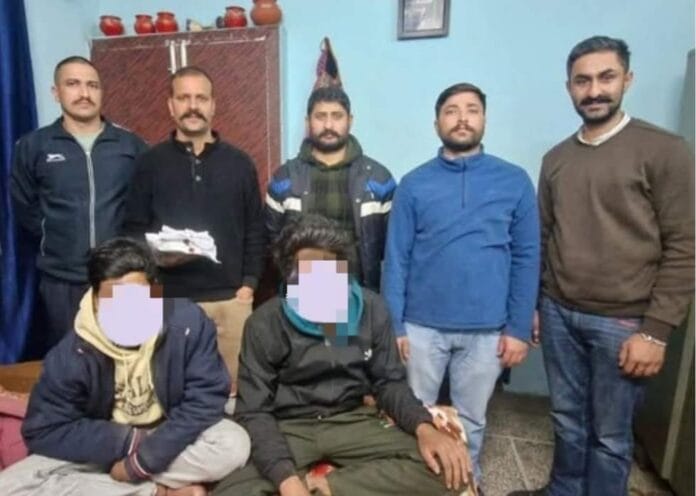 8.5 ग्राम चिट्टे और 3,050 रुपये करंसी सहित 2 गिरफ्तार, घर की दीवारों पर पुलिस के खिलाफ लिखे थे अपशब्द