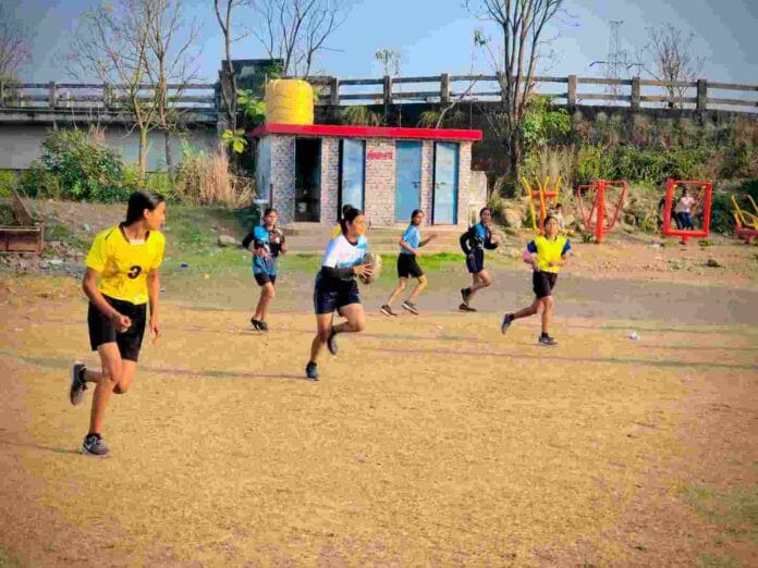 क्लब से जुड़े रग्बी खिलाड़ी