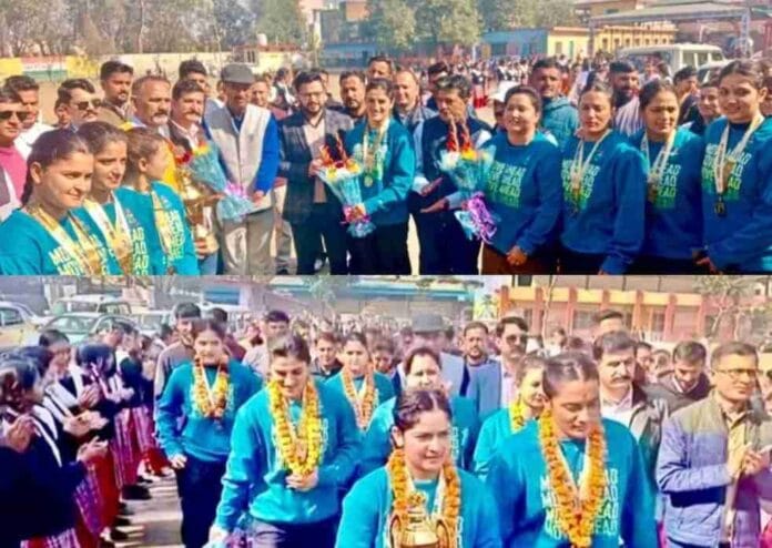 पलकों पर बिठाईं नेशनल विजेता बनीं हिमाचल की बेटियां, पांवटा साहिब पहुंची टीम का जोरदार स्वागत