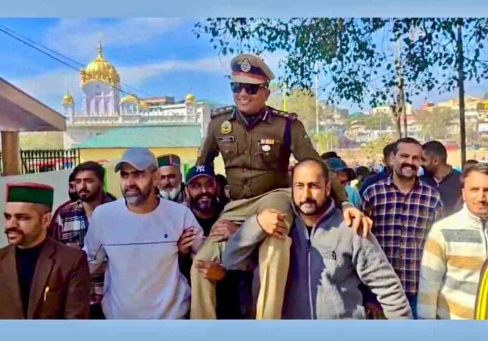 जैसे ही रमन कुमार मीणा अपने आवास से एसपी कार्यालय के लिए निकले, तो चौगान मैदान के समीप लोगों ने उनका पारंपरिक बीन और गाजे-बाजे के साथ जोरदार स्वागत किया और उन्हें कंधों पर बिठाकर सम्मान दिया.