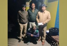 सड़क किनारे खड़ा था युवक, शक होने पर पुलिस ने तलाशी ली तो निकला ये अवैध सामान