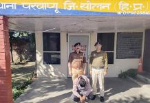 किराये के कमरे में पुलिस ने दबिश देकर 18 साल के युवक से पकड़ी चरस की खेप, किया गिरफ्तार