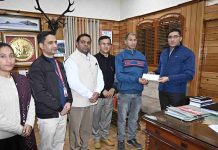 प्रधानमंत्री जीवन ज्योति बीमा योजना के तहत मृतका के पति को DC ने भेंट की 2 लाख की बीमा राशि