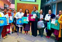 प्लास्टिक मुक्त नाहन की दिशा में संगिनी का कदम: लोगों को कपड़े के थैले बांट शुरू की जागरूकता की नई मुहिम