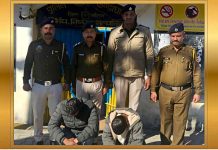 चरस तस्करी के आरोप में 2 युवक गिरफ्तार, पुलिस ने टैक्सी कार भी की जब्त