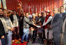 दृष्टिहीन महिला व बीमार पति की मदद को आगे आई शिरगुल जनसेवा समिति, 11 हजार का चेक दिया, बच्चे की शिक्षा का उठाया बीड़ा