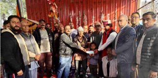 दृष्टिहीन महिला व बीमार पति की मदद को आगे आई शिरगुल जनसेवा समिति, 11 हजार का चेक दिया, बच्चे की शिक्षा का उठाया बीड़ा