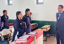 हटवाड़ स्कूल पहुंचे डीसी राहुल कुमार, छात्र–छात्राओं से किया संवाद, आवश्यक व्यवस्थाएं भी जांचीं