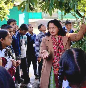 खेत बने पाठशाला: धौलाकुआं में फूलों और फलों की दुनिया से रूबरू हुए विद्यार्थी, सीखे बागवानी के तौर तरीके