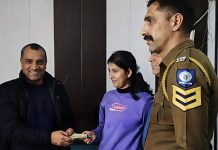 मेडिकल कॉलेज की छात्रा मीनाक्षी ने पेश की ईमानदारी की मिसाल, सड़क पर मिले 34 हजार रुपये लौटाए