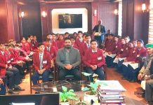 मॉडल यूथ ग्राम सभा प्रतियोगिता के राष्ट्रीय विजेता छात्रों ने DC से की मुलाकात, मिली शाबाशी