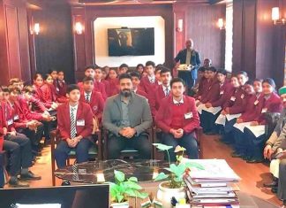 मॉडल यूथ ग्राम सभा प्रतियोगिता के राष्ट्रीय विजेता छात्रों ने DC से की मुलाकात, मिली शाबाशी