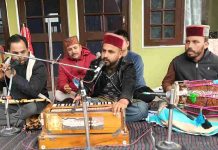 सिरमौरी लोकगीतों के संरक्षण में जुटे राजेश धाल्टा, मंच पर गूंजती सुरीली आवाज बनी पहचान