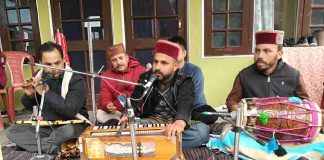 सिरमौरी लोकगीतों के संरक्षण में जुटे राजेश धाल्टा, मंच पर गूंजती सुरीली आवाज बनी पहचान