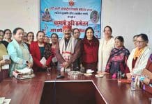 छोटी काशी में शिवरात्रि महोत्सव पर सजा कवियों का भव्य दरबार, कविता पाठ से जमाया रंग