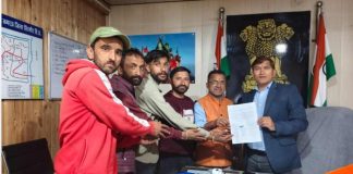 एनएच-707 चौड़ीकरण में लापरवाही के आरोप, आरजीबी कंपनी और मोर्थ के खिलाफ ग्रामीणों ने कफोटा में खोला मोर्चा