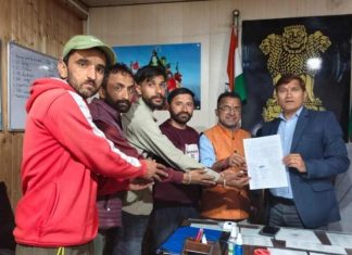 एनएच-707 चौड़ीकरण में लापरवाही के आरोप, आरजीबी कंपनी और मोर्थ के खिलाफ ग्रामीणों ने कफोटा में खोला मोर्चा