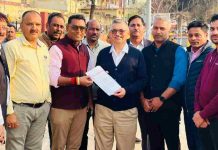 मोगीनंद से कालाअंब और त्रिलोकपुर सड़क की खस्ता हालत से उद्योगपति हताश, लघु उद्योग भारती ने सोलंकी को सौंपा ज्ञापन