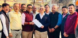 मोगीनंद से कालाअंब और त्रिलोकपुर सड़क की खस्ता हालत से उद्योगपति हताश, लघु उद्योग भारती ने सोलंकी को सौंपा ज्ञापन