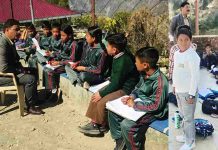 शीतकालीन अवकाश के बाद खुले स्कूलों में पहले दिन शिक्षा उपनिदेशक की दबिश, जेबीटी मिला अबसेंट, छात्र उपस्थिति भी कम