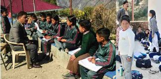 शीतकालीन अवकाश के बाद खुले स्कूलों में पहले दिन शिक्षा उपनिदेशक की दबिश, जेबीटी मिला अबसेंट, छात्र उपस्थिति भी कम