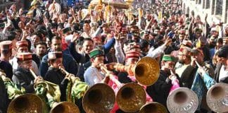 वाद्य यंत्रों की अलौकिक ध्वनियां, मंडी में देव समागम करवा रहा दिव्य एहसास, हर तरफ श्रद्धालुओं का सैलाब