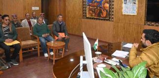 ब्रान-मोहिला सड़क निर्माण को लेकर डीसी से मिला ग्रामीणों का प्रतिनिधिमंडल