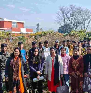 धौलाकुआं में विद्यार्थियों ने सीखीं आधुनिक खेती की तकनीकें, पुष्प और फल उत्पादन का लिया व्यावहारिक प्रशिक्षण