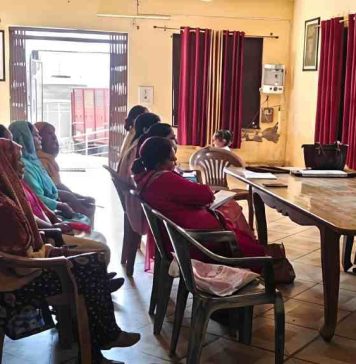 धौलाकुआं में 50 महिला किसानों को दिया मधुमक्खी पालन का प्रशिक्षण, बी बॉक्स और कॉलोनियां भी बांटी