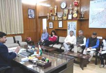 रसोई गैस को लेकर घबराने की जरूरत नहीं, डीसी बोले- 14 गाड़ियां भेजीं, मिट्टी तेल व कोयले की मांग भेजने के निर्देश