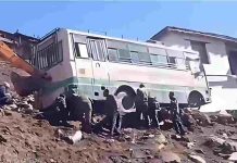 सड़क धंसी, बस अटकी… मच गई अफरा-तफरी, पांगी में चालक की सूझबूझ से टल गया बड़ा हादसा