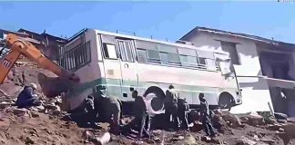 सड़क धंसी, बस अटकी… मच गई अफरा-तफरी, पांगी में चालक की सूझबूझ से टल गया बड़ा हादसा