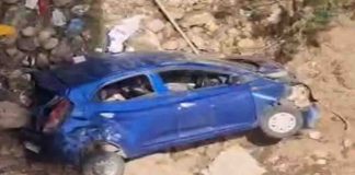 रिजल्ट लेकर लौट रहे थे घर… अचानक खाई में समा गई कार, 4 बच्चों समेत 6 घायल