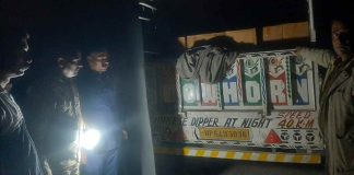 रात के अंधेरे में हो रही थी शराब की तस्करी, पुलिस ने नाकेबंदी कर बड़ी खेप के साथ दबोचा पिकअप चालक