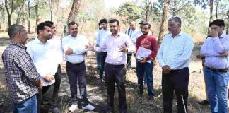 मुख्यमंत्री के निर्देश पर पनसाई के परिवार की समस्या हल करने SDM के साथ पहुंचे विभिन्न विभागों के अधिकारी