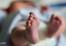 इंसानियत को झकझोर देने वाली घटना, बेटी को जन्म देने के बाद अस्पताल में छोड़ गए माता-पिता