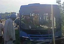 अनियंत्रित होकर खेतों में जा घुसी HRTC की बस, यात्रियों की मची चीख पुकार, टल गया बड़ा हादसा