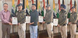 काठा लूट और गोल मार्केट ठगी का त्वरित खुलासा करने वाले ये पुलिसकर्मी सम्मानित, एसपी विनोद धीमान ने नवाजे