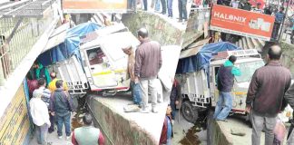 राजगढ़ में शराब से भरी पिकअप अचानक लुढ़की, ठेके के सामने बिखरी पेटियां, मची अफरा-तफरी