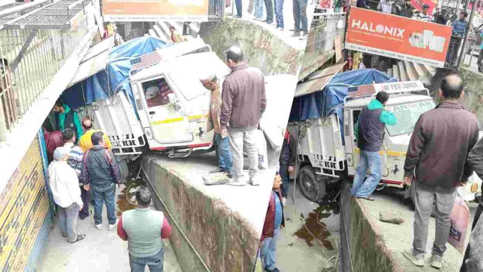 राजगढ़ में लुढ़कती पिकअप