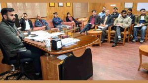 जिला प्रशासन कुल्लू की बैठक मनाली-कुल्लू राष्ट्रीय राजमार्ग- 03 के क्षतिग्रस्त हिस्सों को लेकर प्रशासन ने सख्त रुख अपनाया है। DC अनुराग चंद्र शर्मा ने शनिवार को एनएचएआई अधिकारियों के साथ बैठक कर सड़क की मरम्मत और सुरक्षा कार्यों को तेजी से पूरा करने के निर्देश दिए।