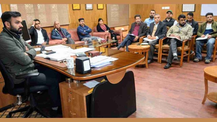 जिला प्रशासन कुल्लू की बैठक मनाली-कुल्लू राष्ट्रीय राजमार्ग- 03 के क्षतिग्रस्त हिस्सों को लेकर प्रशासन ने सख्त रुख अपनाया है। DC अनुराग चंद्र शर्मा ने शनिवार को एनएचएआई अधिकारियों के साथ बैठक कर सड़क की मरम्मत और सुरक्षा कार्यों को तेजी से पूरा करने के निर्देश दिए।