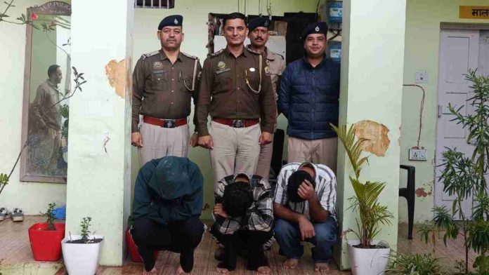 जिला सोलन में नशे के खिलाफ कार्रवाई के तहत पुलिस ने शहर के एक होटल में दबिश देकर तीन युवकों को गिरफ्तार किया है। पुलिस ने इनके कब्जे से चिट्टा (हेरोइन) और प्रतिबंधित नशीली दवाइयां बरामद की हैं।