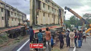 पांवटा साहिब-कालाअंब नेशनल हाईवे-07 पर बुधवार सुबह रेत से लदा एक ट्राला अचानक पलट गया। हादसे के दौरान उद्योग में कार्यरत कामगारों की पार्किंग में खड़ी 6 बाइकें रेत की चपेट में आ गईं।