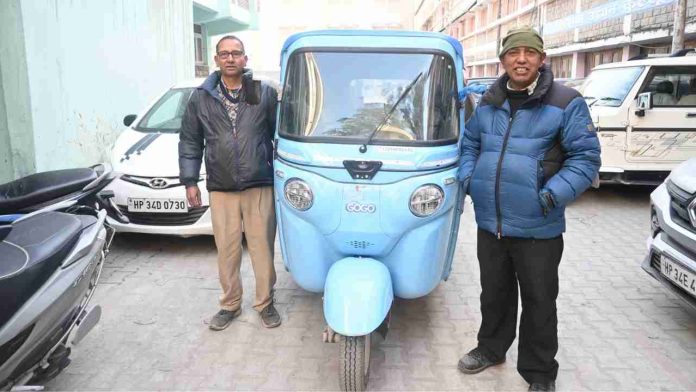 E Riksha जिला कुल्लू में ई-वाहनों को बढ़ावा देने के बाद अब ई-रिक्शा भी लोगों के लिए रोजगार का नया माध्यम बनकर उभर रहा है। कुल्लू के रघुनाथपुर निवासी सुरिंदर वर्मा ने जिले का पहला ई-रिक्शा अपनाकर न केवल पर्यावरण संरक्षण की दिशा में कदम बढ़ाया है, बल्कि अपनी आमदनी में भी वृद्धि की है।