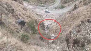 जिला सिरमौर की नौहराधार तहसील के चाढ़ना के समीप तड़के करीब 3 बजे एक दर्दनाक सड़क हादसा पेश आया, जहां शिमला जिला के कुपवी तहसील के कुलग से बद्दी (सोलन) जा रही एक स्विफ्ट कार अनियंत्रित होकर गहरी खाई में जा गिरी।