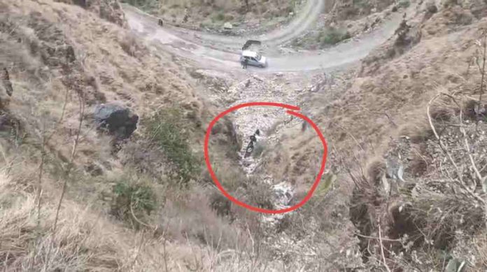 Car accident जिला सिरमौर की नौहराधार तहसील के चाढ़ना के समीप तड़के करीब 3 बजे एक दर्दनाक सड़क हादसा पेश आया, जहां शिमला जिला के कुपवी तहसील के कुलग से बद्दी (सोलन) जा रही एक स्विफ्ट कार अनियंत्रित होकर गहरी खाई में जा गिरी।