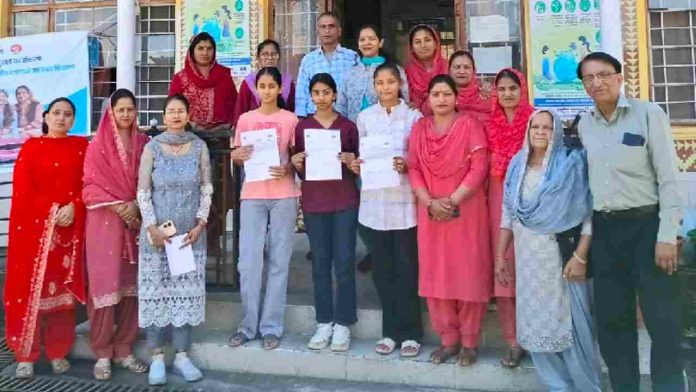 सर्विकल कैंसर (गर्भाशय ग्रीवा का कैंसर) से बचाव के लिए आरंभ किए गए एचपीवी टीकाकरण अभियान के तीसरे दिन रविवार को जिले भर के 32 अस्पतालों एवं स्वास्थ्य केंद्रों में 14-15 वर्ष आयु वर्ग की 192 लड़कियों को एचपीवी वैक्सीन के टीके लगाए गए।