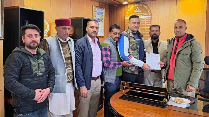 रेणुका बांध विस्थापित संघर्ष समिति एचपीपीसीएल के डायरेक्टर पर्सनल नरेश ठाकुर के साथ हुई पदाधिकारियों की बैठक के दौरान समिति ने स्पष्ट किया कि हाउसलेस श्रेणी के लिए मांगा जा रहा हलफनामा किसी भी विस्थापित द्वारा नहीं दिया जाएगा।